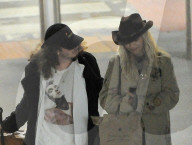 EXKLUSIV - Rita Ora landet mit Freund Andrew in London Heathrow