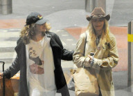 EXKLUSIV - Rita Ora landet mit Freund Andrew in London Heathrow