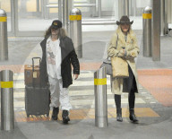 EXKLUSIV - Rita Ora landet mit Freund Andrew in London Heathrow