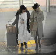 EXKLUSIV - Rita Ora landet mit Freund Andrew in London Heathrow