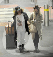 EXKLUSIV - Rita Ora landet mit Freund Andrew in London Heathrow