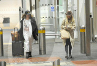 EXKLUSIV - Rita Ora landet mit Freund Andrew in London Heathrow