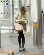 EXKLUSIV - Rita Ora landet mit Freund Andrew in London Heathrow