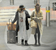 EXKLUSIV - Rita Ora landet mit Freund Andrew in London Heathrow