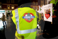 NEWS - London: Allmonatlicher Schweigemarsch für die Opfer von Grenfell