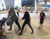 EXKLUSIV - Gute Laune bei Sharon Stone nach der Ankunft in Los Angeles