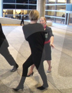 EXKLUSIV - Gute Laune bei Sharon Stone nach der Ankunft in Los Angeles