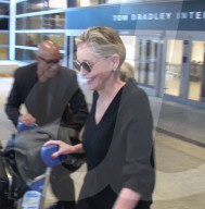 EXKLUSIV - Gute Laune bei Sharon Stone nach der Ankunft in Los Angeles
