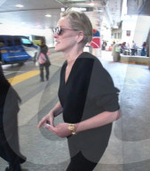 EXKLUSIV - Gute Laune bei Sharon Stone nach der Ankunft in Los Angeles