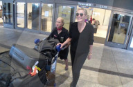 EXKLUSIV - Gute Laune bei Sharon Stone nach der Ankunft in Los Angeles