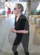 EXKLUSIV - Gute Laune bei Sharon Stone nach der Ankunft in Los Angeles