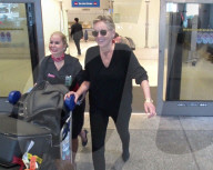 EXKLUSIV - Gute Laune bei Sharon Stone nach der Ankunft in Los Angeles