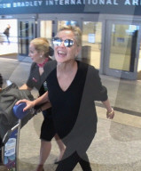 EXKLUSIV - Gute Laune bei Sharon Stone nach der Ankunft in Los Angeles