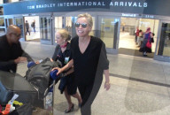 EXKLUSIV - Gute Laune bei Sharon Stone nach der Ankunft in Los Angeles