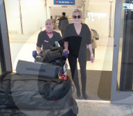 EXKLUSIV - Gute Laune bei Sharon Stone nach der Ankunft in Los Angeles