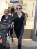 EXKLUSIV - Gute Laune bei Sharon Stone nach der Ankunft in Los Angeles