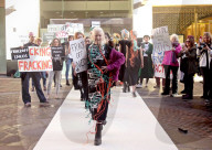 PEOPLE - Vivienne Westwood zeigt ihre Mode im Pop-Up Catwalk Style