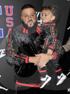 PEOPLE - Daddy's ganzer Stolz: Khaled's Söhnchen Asahd auf dem Laufsteg für Rookie