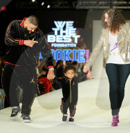 PEOPLE - Daddy's ganzer Stolz: Khaled's Söhnchen Asahd auf dem Laufsteg für Rookie