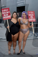 PEOPLE - Hayley Hasselhoff protestiert mit Plus-Size Models an der London Fashion Week