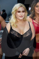 PEOPLE - Hayley Hasselhoff protestiert mit Plus-Size Models an der London Fashion Week