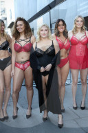 PEOPLE - Hayley Hasselhoff protestiert mit Plus-Size Models an der London Fashion Week