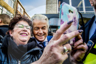 NEWS - Holland: Rechtspopulist Geert Wilders posiert mit seinen Fans