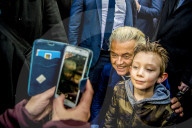 NEWS - Holland: Rechtspopulist Geert Wilders posiert mit seinen Fans