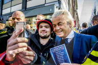 NEWS - Holland: Rechtspopulist Geert Wilders posiert mit seinen Fans