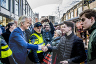 NEWS - Holland: Rechtspopulist Geert Wilders posiert mit seinen Fans