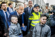 NEWS - Holland: Rechtspopulist Geert Wilders posiert mit seinen Fans