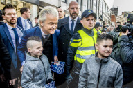 NEWS - Holland: Rechtspopulist Geert Wilders posiert mit seinen Fans