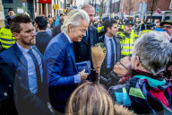 NEWS - Holland: Rechtspopulist Geert Wilders posiert mit seinen Fans