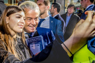 NEWS - Holland: Rechtspopulist Geert Wilders posiert mit seinen Fans