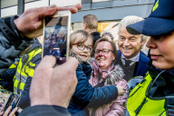 NEWS - Holland: Rechtspopulist Geert Wilders posiert mit seinen Fans
