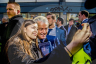 NEWS - Holland: Rechtspopulist Geert Wilders posiert mit seinen Fans