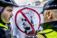NEWS - Holland: Rechtspopulist Geert Wilders posiert mit seinen Fans