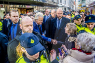 NEWS - Holland: Rechtspopulist Geert Wilders posiert mit seinen Fans