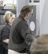EXKLUSIV - Joaquin Phoenix wirkt müde am Flughafen von LA