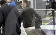 EXKLUSIV - Joaquin Phoenix wirkt müde am Flughafen von LA