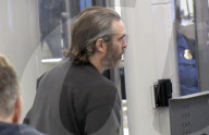 EXKLUSIV - Joaquin Phoenix wirkt müde am Flughafen von LA
