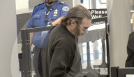 EXKLUSIV - Joaquin Phoenix wirkt müde am Flughafen von LA