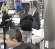 EXKLUSIV - Joaquin Phoenix wirkt müde am Flughafen von LA