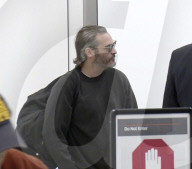 EXKLUSIV - Joaquin Phoenix wirkt müde am Flughafen von LA