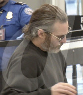 EXKLUSIV - Joaquin Phoenix wirkt müde am Flughafen von LA