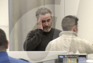 EXKLUSIV - Joaquin Phoenix wirkt müde am Flughafen von LA