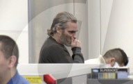 EXKLUSIV - Joaquin Phoenix wirkt müde am Flughafen von LA