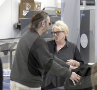 EXKLUSIV - Joaquin Phoenix wirkt müde am Flughafen von LA
