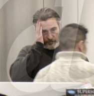 EXKLUSIV - Joaquin Phoenix wirkt müde am Flughafen von LA