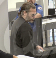 EXKLUSIV - Joaquin Phoenix wirkt müde am Flughafen von LA